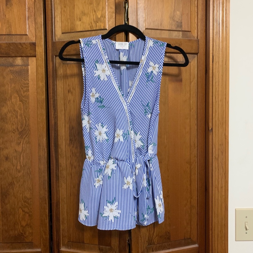 Spring tank top with tie